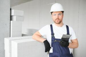 un contento trabajador con orgullo en pie a su lugar de trabajo. foto