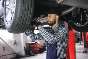 auto mecánico trabajando a auto reparar tienda foto