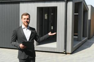 real inmuebles agente cerca hermosa casa al aire libre. espacio para texto. concepto de modular casas foto