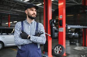 masculino mecánico en coche Servicio centrar foto