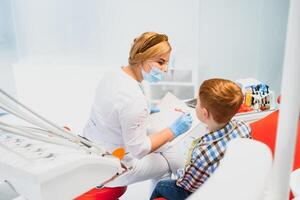 hembra dentista y niño en un dentista oficina foto