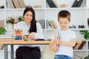 tutor con alumno. pequeño niña estudiando. privado lección. foto