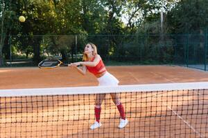 bonito, joven hembra tenis jugador en el tenis Corte foto