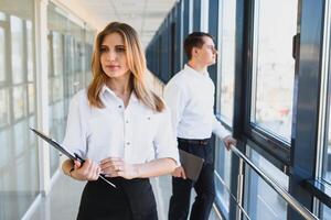 retrato de un encantador negocio dama. negocio mujer líder. exitoso negocio equipo foto