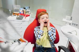 chico satisfecho con el Servicio en el dental oficina. concepto de pediátrico dental tratamiento foto