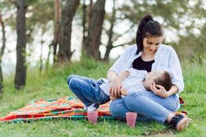 contento familia joven madre y su cinco año antiguo hijo gasto hora al aire libre en un verano día. concepto de familia chico y contento infancia. de la madre día. foto