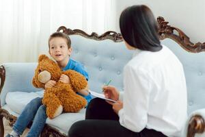 niño psicólogo asistiendo pequeño chico. el concepto de psicológico asistencia a niños. foto