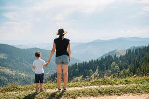 madre y hijo teniendo descanso en vacaciones en montañas foto