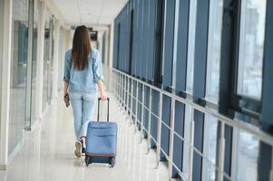 alegre atractivo joven mujer de viaje por mundo. foto