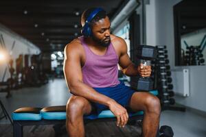 sano africano hombre trabajando fuera con pesas en gimnasia. foto