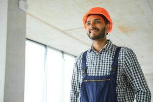 un inmigrante trabajador poses para un foto en un ciudad centrar construcción sitio en Singapur. el se asiático ciudad estado tiene un significativo inmigrante trabajador población