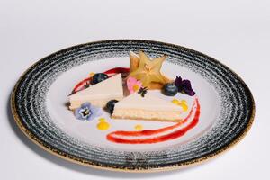 tarta de queso con mermelada y bayas en un plato en un blanco antecedentes foto