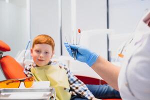 chico satisfecho con el Servicio en el dental oficina. concepto de pediátrico dental tratamiento foto