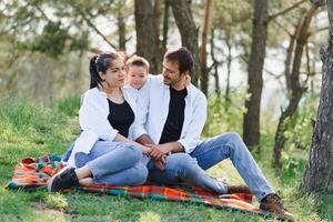 familia teniendo un genial hora en el parque. padre abrazos hijo. contento familia en naturaleza foto