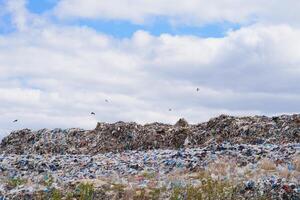 montaña basura, grande basura montón, degradado basura. pila de hedor y tóxico residuo. estos basura ven desde urbano áreas, industrial áreas consumidor sociedad porque masivo desperdiciar. lata no obtener eliminar de foto