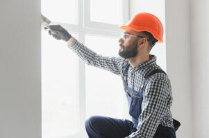 mano trabajador participación cepillo pintura blanco en madera cerca foto