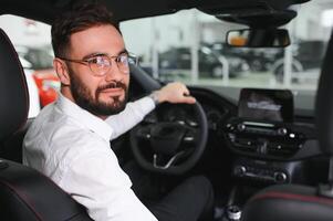 transporte, vehículo y personas concepto - masculino coche conductor mirando a pasajero en espalda asiento foto