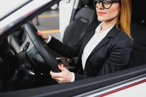 joven negocio mujer conducción en su coche a trabajar. exitoso negocio concepto. negocio mujer conducción foto