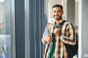 contento indio masculino estudiante a el Universidad foto