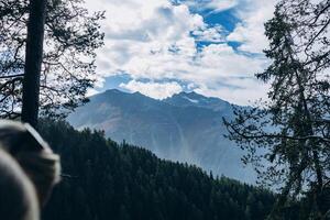 excursionismo en el austriaco Alpes. excursionismo en el montañas. serpentina la carretera en el montañas foto