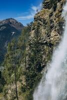 cascada en el austriaco Alpes foto