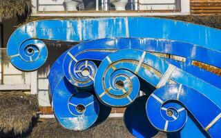 puerto escondido oaxaca mexico 2022 azul olas metal tablista navegar estatua escultura puerto escondido México. foto