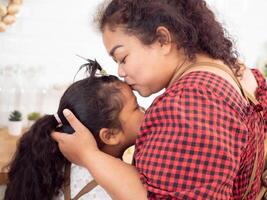 niño madre mamá niña niño niño abrazo abrazando mujer hembra tío persona personas humano hija estilo de vida padre niña estilo de vida Beso disfrute hermosa positivo familia hogar casa amor vivo habitación foto