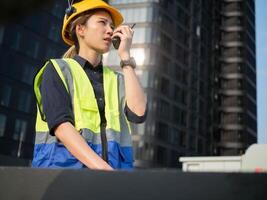 hembra mujer dama niña blanco caucásico persona personas humano amarillo naranja color casco de seguridad casco la seguridad industria película sonora walkie radio sombreros ingeniero la seguridad construcción ocupación labor día mayo foto