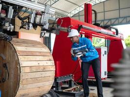 controlar calidad negocio hombre labor empleado cheque arriba Servicio tecnología administración producción estándar administración cliente certificado garantía concepto mejora éxito sistema análisis fábrica robot foto