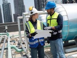 fontanero hombre azul color casco de seguridad casco la seguridad hembra mujer dama blanco casco de seguridad la seguridad construcción equipo Plano papel planificación renovación arquitectura herramienta limpiar agua río cliente techo tubo foto