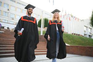 educación, graduación y personas concepto - grupo de contento internacional estudiantes. foto