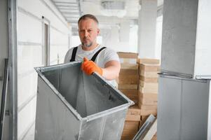 hvac servicios - trabajador Instalar en pc canalizado tubo sistema para ventilación y aire acondicionamiento en oficina. foto