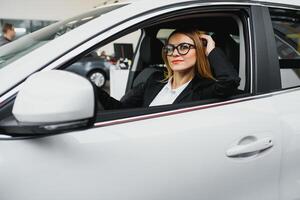 joven negocio mujer conducción en su coche a trabajar. exitoso negocio concepto. negocio mujer conducción foto