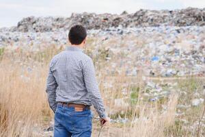 ambiental activista cerca el vertedero acuerdo el ambiente limpio. ecológico problemas. reciclaje foto
