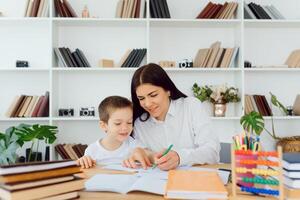 tutor con alumno. pequeño niña estudiando. privado lección. foto