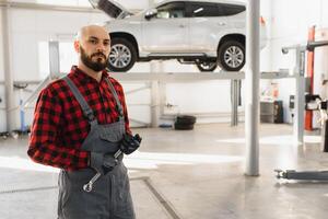 mecánico trabajando debajo coche a el reparar cochera. auto mecánico trabajando en cochera. reparar servicio. foto