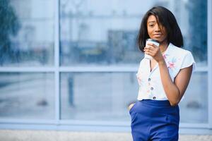 mujer de negocios caminando a lo largo calle participación para llevar café foto