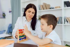 tutor con alumno. pequeño chico estudiando. privado lección. el concepto de privado lecciones y tarea. foto