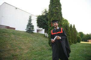 retrato de indio hermoso masculino graduado en graduación túnica. foto