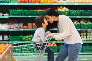 madre y niño compras a agricultores mercado para frutas y vegetales foto