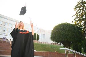 retrato de un contento mujer en su graduación día a universidad. educación y gente. foto