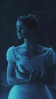 anmutig Ballerina Tanzen Elemente von klassisch Ballett im das dunkel mit Blau Licht und Rauch. Vertikale Format zum das Telefon. video