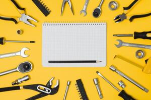 conjunto de varios construcción herramientas. herramientas para hogar reparar. trabajo a un construcción sitio. en un amarillo antecedentes. categóricamente. flatlay foto