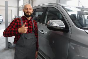 auto mecánico trabajando a auto reparar tienda foto