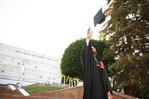 educación, graduación y personas concepto - contento indio masculino graduado alumno. foto