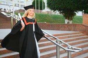 un joven hembra graduado en contra el antecedentes de universidad. foto