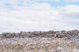 enorme pila de basura en un ciudad tugurio en melancólico día. acuerdo el ambiente limpio. ecológico problemas. foto