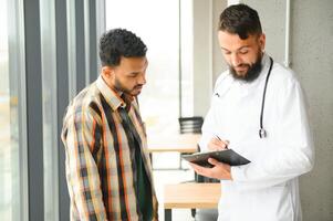 un indio hombre es siendo examinado por un doctor. árabe doctor. salud concepto foto