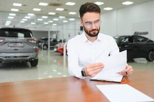 yo tener un nuevo coche. cliente firma coche arrendamiento forma. foto