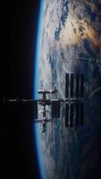 international espace station dans foncé étoilé espace, verticale video